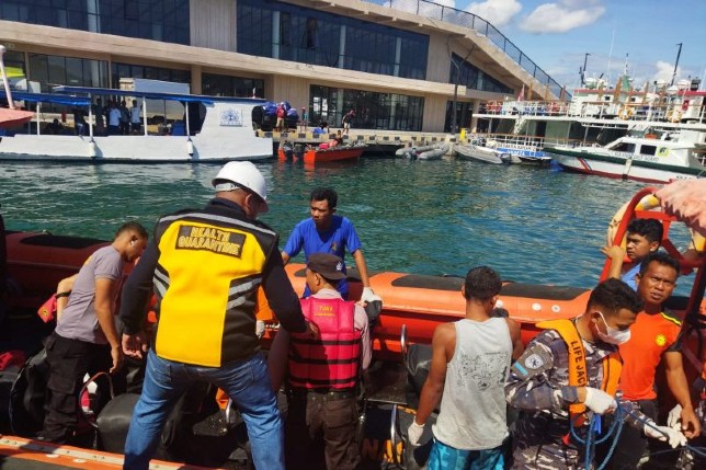 Tim SAR gabungan mengevakuasi korban kedua yang meninggal dunia dalam kecelakaan kapal tenggelam di Labuan Bajo, Manggarai Barat, NTT, Selasa (28/6). Fransiska Mariana Nuka/Antara - Image