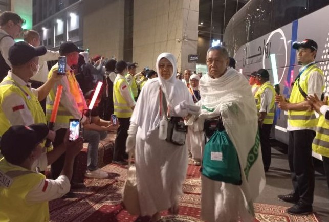 Jamaah calon haji asal Solo tiba di Makkah setelah perjalanan selama enam jam dari Madinah, Arab Saudi, Minggu (12/6). Desi Purnamawati/Antara - Image