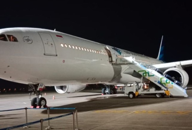 Pesawat Garuda Indonesia yang mengangkut jamaah haji Kloter 1 Embarkasi Banjarmasin di Bandara Internasional Syamsuddin Noor Banjarmasin, Minggu (12/6) malam. Humas Kemenag Kalsel/Antara - Image