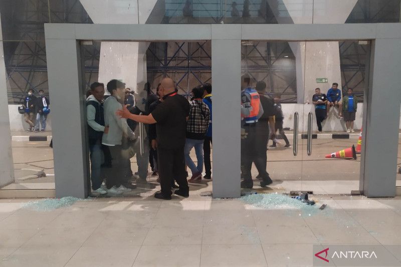 Kaca pintu masuk VVIP pecah akibat dijebol oknum Bobotoh di Stadion Gelora Bandung Lautan Api (GBLA), Kota Bandung, Jawa Barat, Jumat (17/6/2022). (ANTARA/Bagus Ahmad Rizaldi) - Image