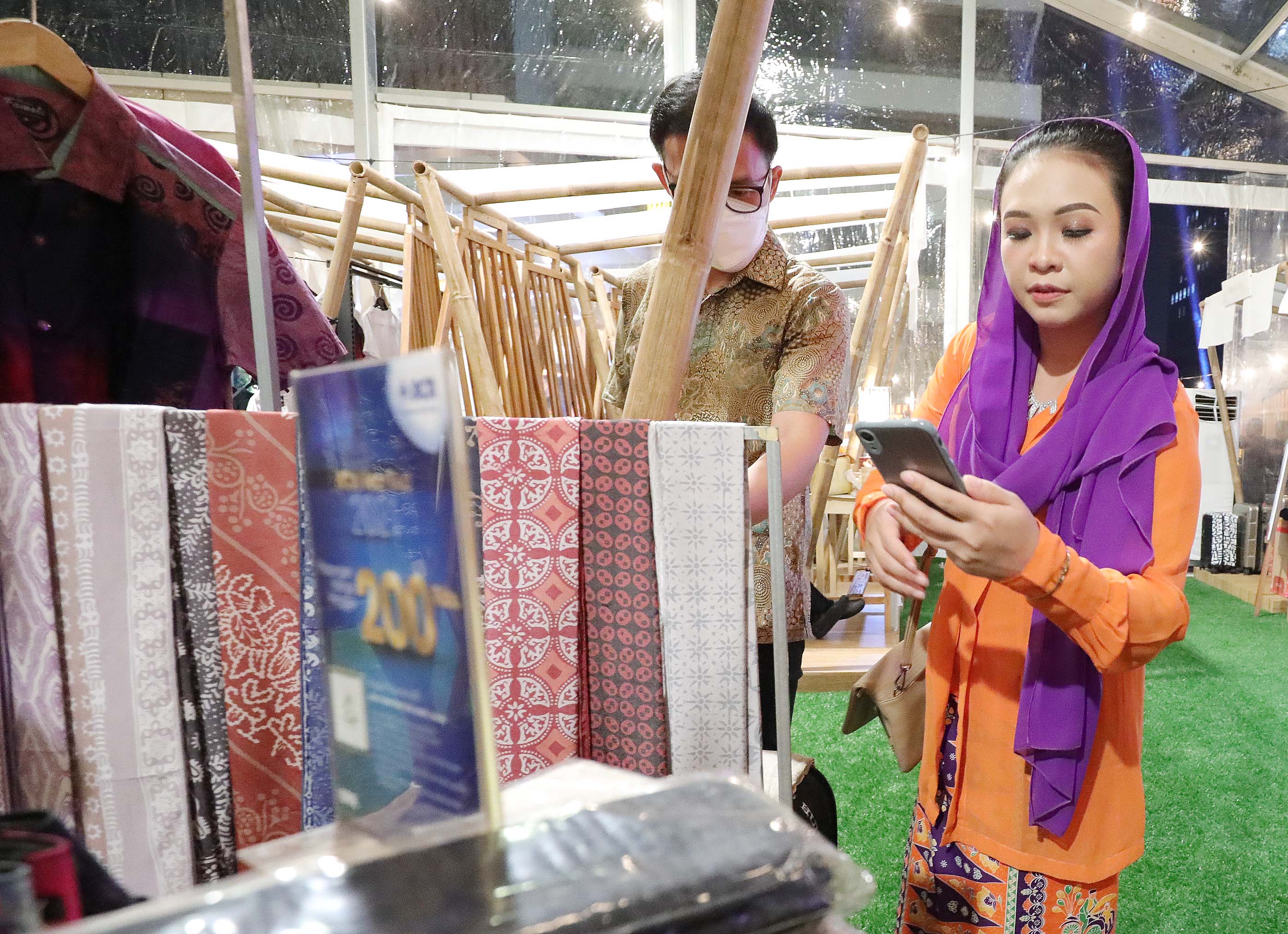 Suasana Festival UMKM Pilihan yang hadir dalam Pagelaran Sabang Merauke- Premiere With Love Performance di Djakarta Theater, Jakarta, Jumat (3/6/2022) Malam. Melalui Cultural Fair yang berlangsung di luar area pertunjukkan Festival UMKM terpilih ini untuk - Image