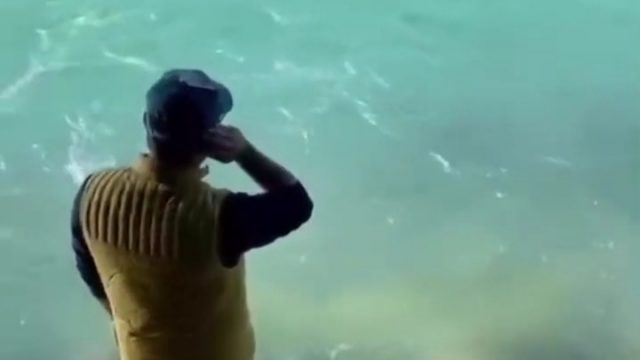 Lantunan azan Ridwan Kamil di pinggir sungai Aare demi memanggil anaknya Eril yang hilang di sungai Aare. (Istimewa) - Image