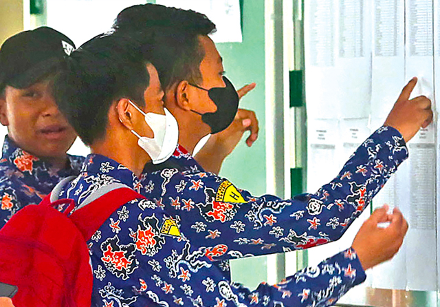 SEPI KUNJUNGAN: Aktivitas siswa di area SMPN 60, Jumnat (10/6). PPDB hari pertama tingkat SMP di SMPN 60 Surabaya terpantau sepi dari kunjungan wali murid yang biasanya datang untuk menanyakan prosedur pendaftaran. (Ahmad Khusaini/Jawa Pos) - Image