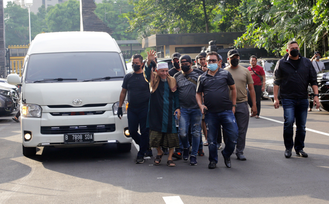 Pimpinan Organisasi Masyarakat Khilafatul Muslimin, Abdul Qadir Hasan Baraja saat tiba di Polda Metro Jaya, Jakarta, Selasa (7/6/2022). Abdul Qadir yang ditangkap polisi di Lampung tersebut dinyatakan sebagai tersangka dijerat dengan Undang-undang tentang - Image