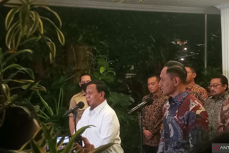 Ketua Umum Partai Gerindra Prabowo Subianto dan Ketua Umum Partai Demokrat Agus Harimurti Yudhoyono (AHY) saat memberikan keterangan pers di kediamannya di Jakarta, Jumat (24/6/2022). ANTARA/Tri Meilani Ameliya. - Image