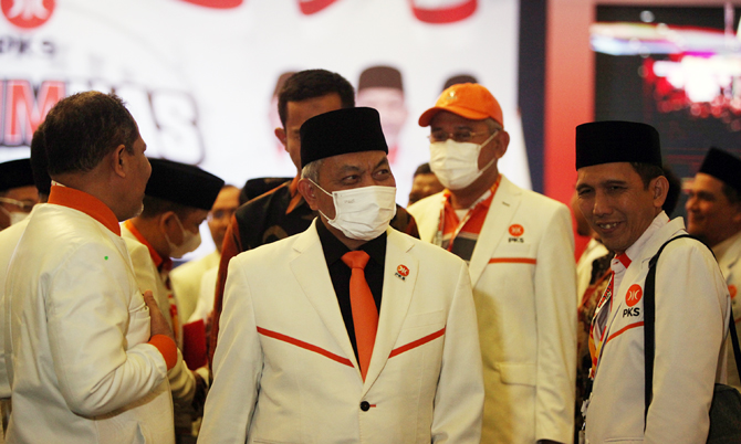 Presiden Partai Keadilan Sejahtera (PKS) Ahmad Syaikhu (kiri) bersama Sekretaris Jenderal PKS Habib Aboe Bakar Al Habsyi (kanan) membacakan ikrar pada Rapimnas DPP PKS 2022 di Jakarta, Selasa (21/6/2022). Pada penutupan Rapimnas tersebut PKS memaparkan en - Image