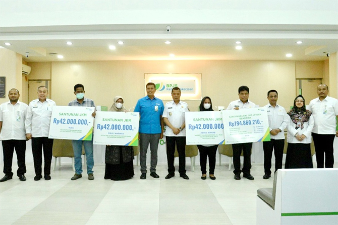 Penjabat (Pj) Wali Kota Pekanbaru Muflihun didampingi Direktur Utama BPJAMSOSTEK Anggoro Eko Cahyo menyerahkan secara simbolis santunan kematian sebesar Rp 446 juta kepada 6 keluarga peserta BPJS Ketenagakerjaan (BPJAMSOSTEK) yang meninggal dunia di Kan - Image