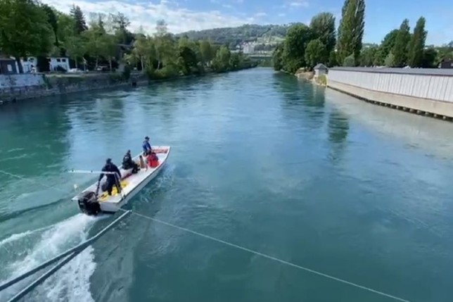 Proses pencarian Emmeril Kahn Mumtadz atau Eril, putra sulung Gubernur Jawa Barat Ridwan Kamil yang dinyatakan hilang melibatkan sejumlah komunitas di Sungai Aare. Humas Kemenlu-KBRI Bern/Antara - Image