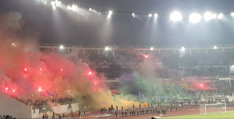 Pendukung PSIS Semarang menyalakan - Image