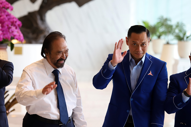 Ketua Umum Partai NasDem Surya Paloh didampingi Ketua Umum Partai Demokrat Agus Harimurti Yudhoyono memberikan keterangan pers usai menggelar pertemuan tertutup di Kantor DPP Nasdem, Jakarta, Kamis (23/6/2022). Pertemuan antara Partai Demokrat dan Partai - Image