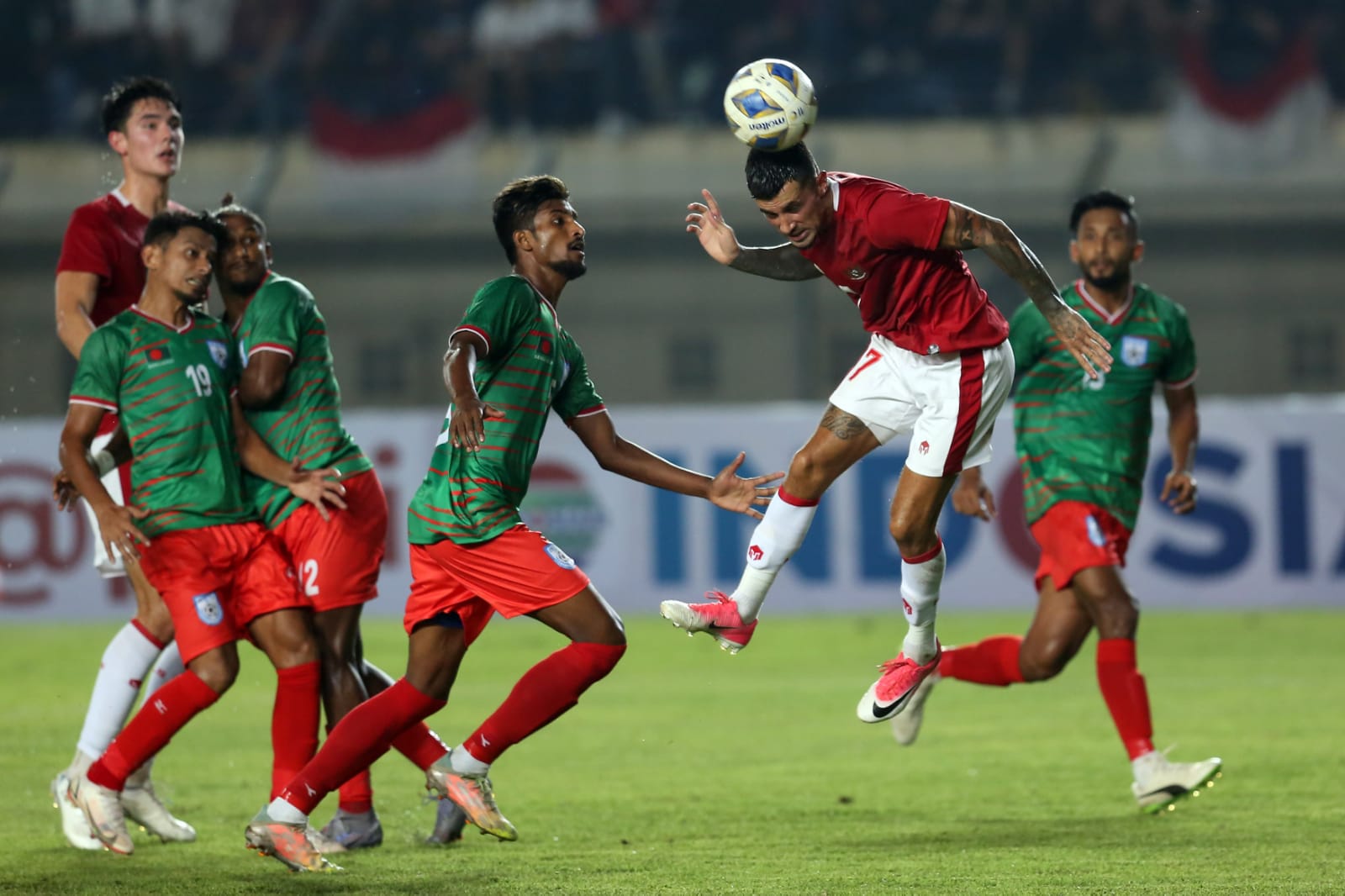 HARITSAH ALMUDATSIR/JAWA POS TIDAK GOL: Stefano Lilipaly melakukan heading di depan gawang Bangladesh pada laga Rabu malam lalu di Stadion Si Jalak Harupat, Kabupaten Bandung. Tapi, heading-nya gagal berbuah gol. - Image