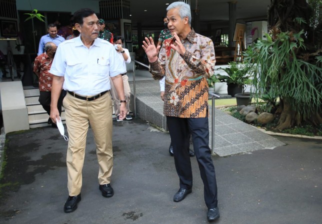 Gubernur Jawa Tengah Ganjar Pranowo berbincang dengan Menko Marves Luhut Binsar Pandjaitan. Istimewa - Image