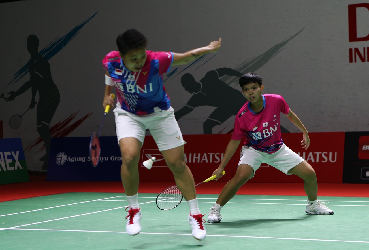 Apriyani/Siti Fadia sempat lengah saat menghadapi wakil Jerman Linda Efler/Isabel Lohau di gim pertama Indonesia Open 2023. Beruntung mereka kembali fokus untuk lolos ke babak selanjutnya. (PP PBSI) - Image