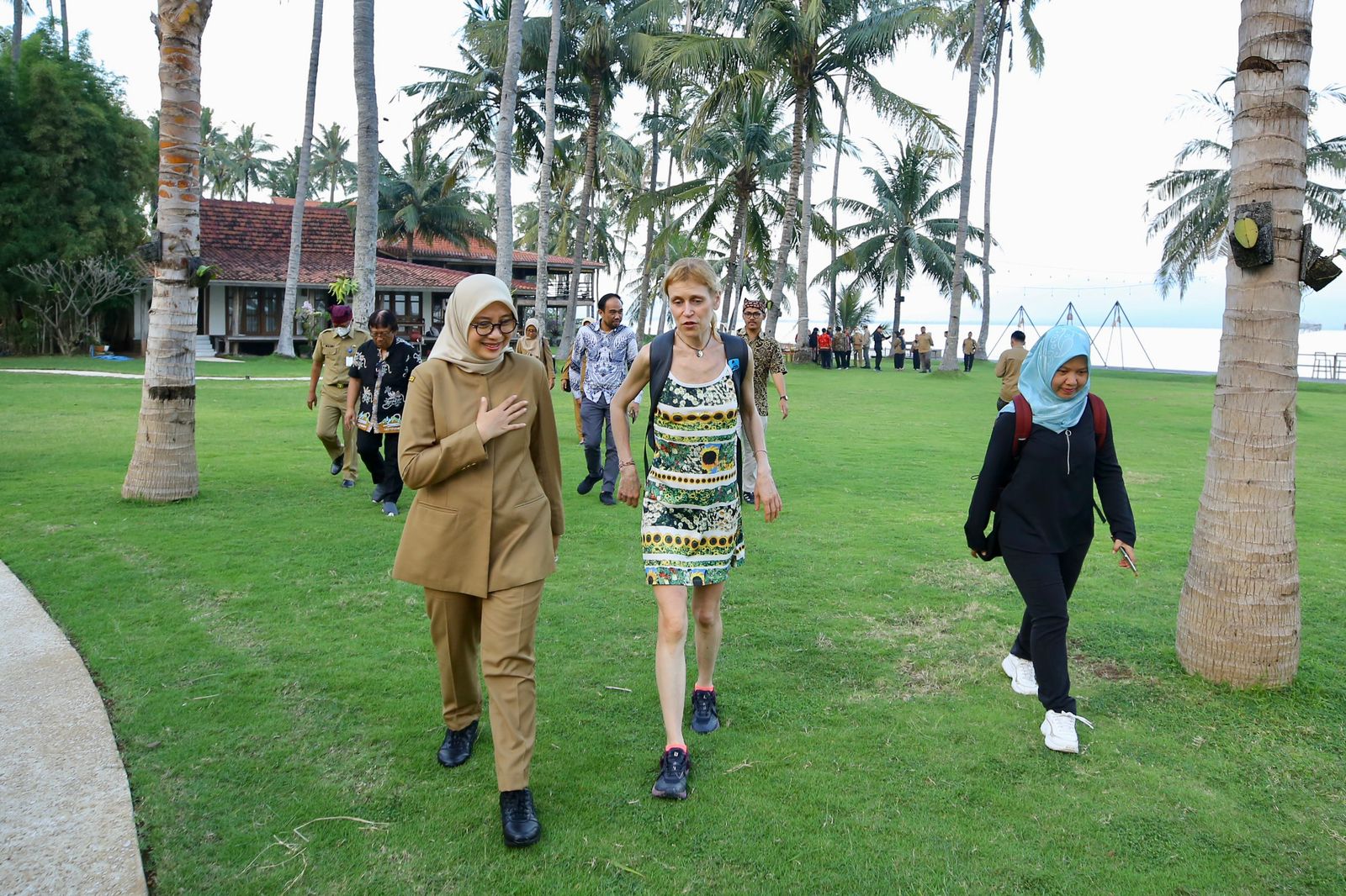 Tim asesor Unesco Global Geopark (UGG), Martina Paskova dan Jacob Walloe, bersama Bupati Banyuwnagi Ipuk Fiestiandani saat berkeliling kawasan Geopark Ijen. (Istimewa) - Image