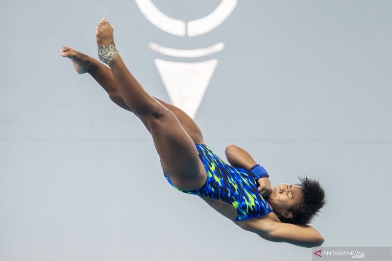 Atlet loncat indah putri Jawa Timur Gladies Lariesa melakukan loncatan saat bertanding pada final Loncat Indah nomor Papan 3 meter Putri PON Papua di Stadion Akuatik, Kampung Harapan, Kabupaten Jayapura, Papua, Rabu (13/10/2021). ANTARA FOTO/M Agung Rajas - Image