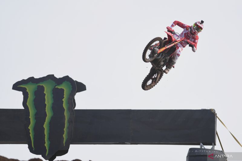Pembalap tim HRC asal Slovenia Tim Gajser memacu motornya saat sesi kualifikasi pada seri ke-12 kejuaraan dunia motocross MXGP Samota 2022 di Rocket Motor Circuit, Sumbawa, NTB, Sabtu (25/6/2022). Pada sesi kualifikasi tersebut, pembalap tim HRC asal Slov - Image