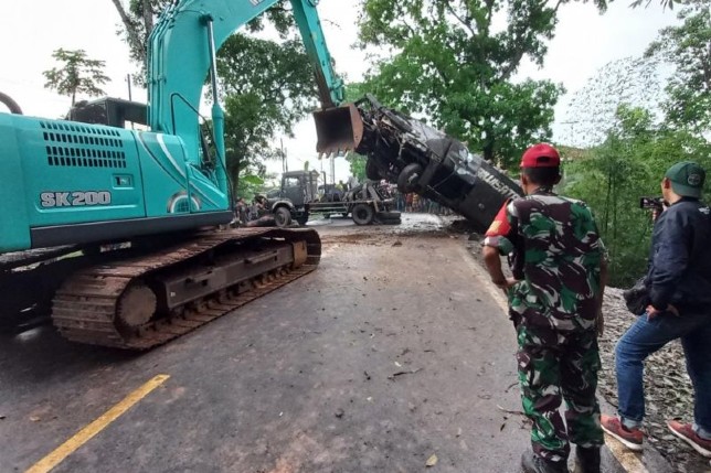 Petugas mengevakuasi bangkai bus yang masuk jurang di Rajapolah, Kabupaten Tasikmalaya, Jawa Barat, Minggu (26/6). Polres Tasikmalaya Kota/Antara - Image