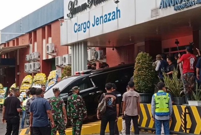 Pemindahan jenazah Emmeril Kahn Mumtadz atau Eril di Kargo Bandara Soekarno-Hatta ke sebuh mobil yang akan bertolak ke Gedung Pakuan Bandung. Antara - Image