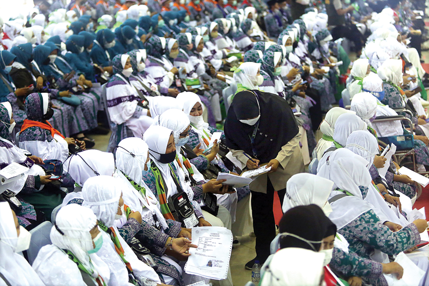 CEK KELENGKAPAN: Petugas memberiksa dokumen calon jemaah haji kelompok terbang (kloter) 1 di Asrama haji Pondok gede, Jakarta, kemarin (3/6). (SALMAN TOYIBI/JAWA POS) - Image