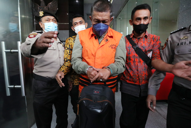 KPK menetapkan eks Wali Kota Yogyakarta Haryadi Suyuti sebagai tersangka kasus dugaan suap pengurusan perizinan di wilayah Pemerintah Kota Yogyakarta, Jumat (3/6/2022). Dalam Operasi tangkap tangan ini KPK juga menangkap Kepala Dinas Penanaman Modal dan P - Image