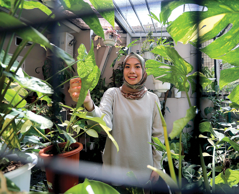 HASIL CUAN: Adriyanti Firdasari berada di kebunnya yang penuh tanaman. Di sela-sela aktivitasnya sebagai pelatih, dia menekuni hobi bertanam. (SALMAN TOYIBI/JAWA POS) - Image