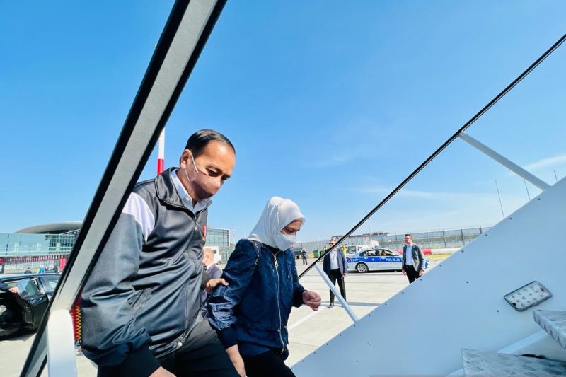 Presiden Joko Widodo dan Ibu Iriana berada di Bandar Udara Internasional Rzeszow-Jasionka, Polandia, Kamis (30/6/2022). ANTARA/HO-Biro Pers Sekretariat Presiden/Laily Rachev. - Image