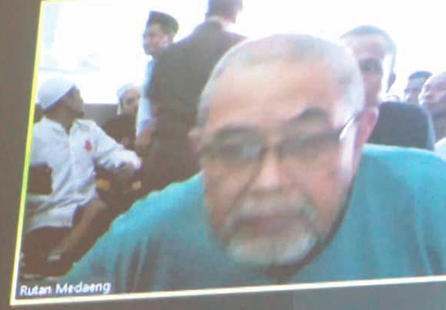 Terdakwa Zainal Adym dalam sidang di PN Surabaya. (Lugas Wicaksono/Jawa Pos) - Image
