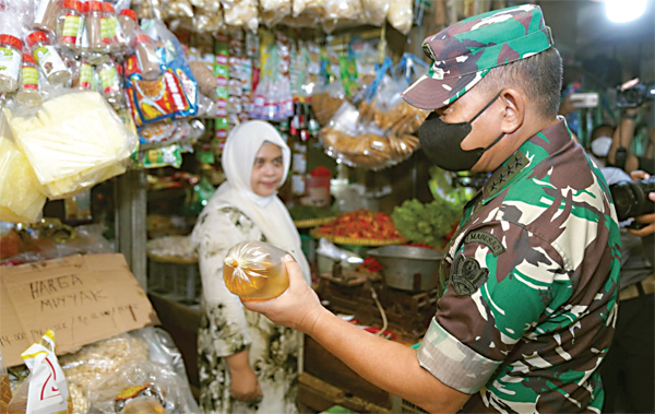 SIDAK: KSAD Jenderal TNI Dudung Abdurachman mengecek harga migor di Pasar Kramat Jati, Jakarta Timur, kemarin (1/6). (DISPENAD) - Image