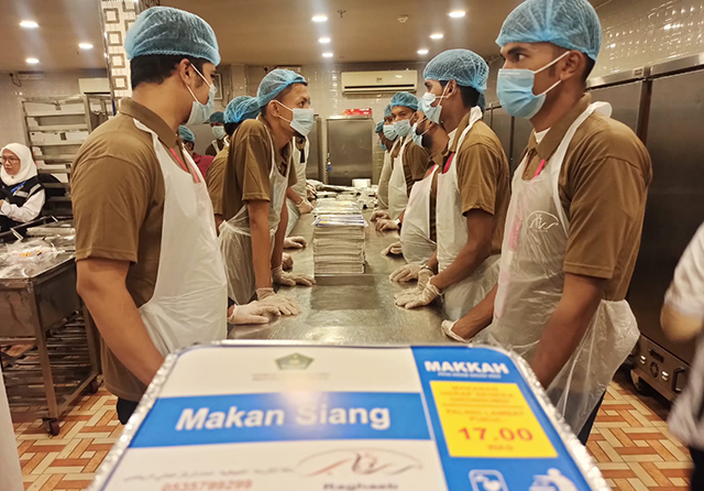 Masakan yang disiapkan untuk calon jemaah haji Indonesia. (Naufal Widi/Jawa Pos) - Image