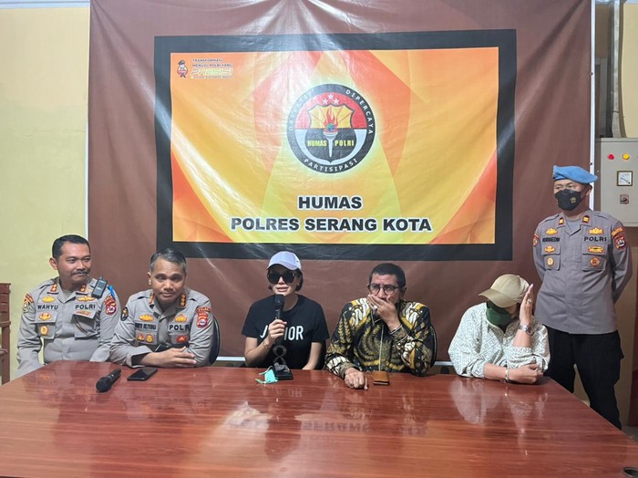 Nikita Mirzani saat mendatangi Polres Serang Kota. foto: Humas Polda Banten - Image