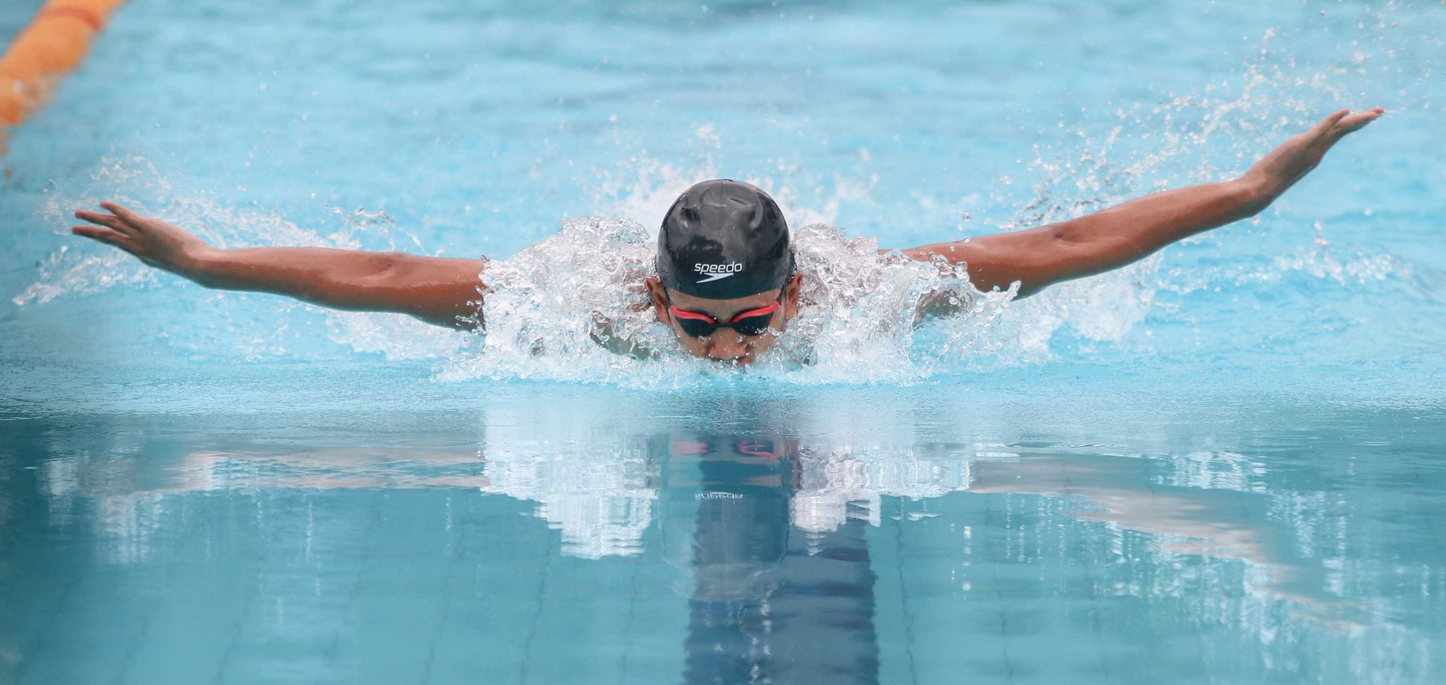 REKOR BARU: Akbar Putra Taufik mendapat medali emas dan memecahkan rekor baru dalam cabor renang 400 M gaya ganti perorangan putra di Kolam Renang Kebonagung kemarin (28/6). FOTO: ALFIAN RIZAL/JAWA POS - Image