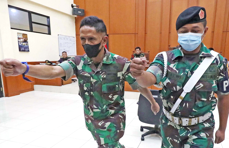 DIHUKUM BERAT: Kolonel Infanteri Priyanto (kiri) menjalani sidang putusan di Pengadilan Militer II Jakarta Timur kemarin (7/6). Melalui sidang tersebut, Priyanto divonis hukuman penjara seumur hidup. (FEDRIK TARIGAN/JAWA POS) - Image