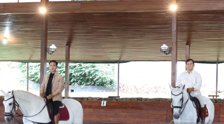 Ketua Umum DPP Partai Gerindra Prabowo Subianto saat mengajari Wali Kota Surakarta Gibran Rakabuming Raka berkuda di Bukit Hambalang, Desa Bojong Koneng, Kabupaten Bogor, Jawa Barat, Sabtu (18/6/2022). ANTARA/HO-Tim Media Prabowo Subianto - Image