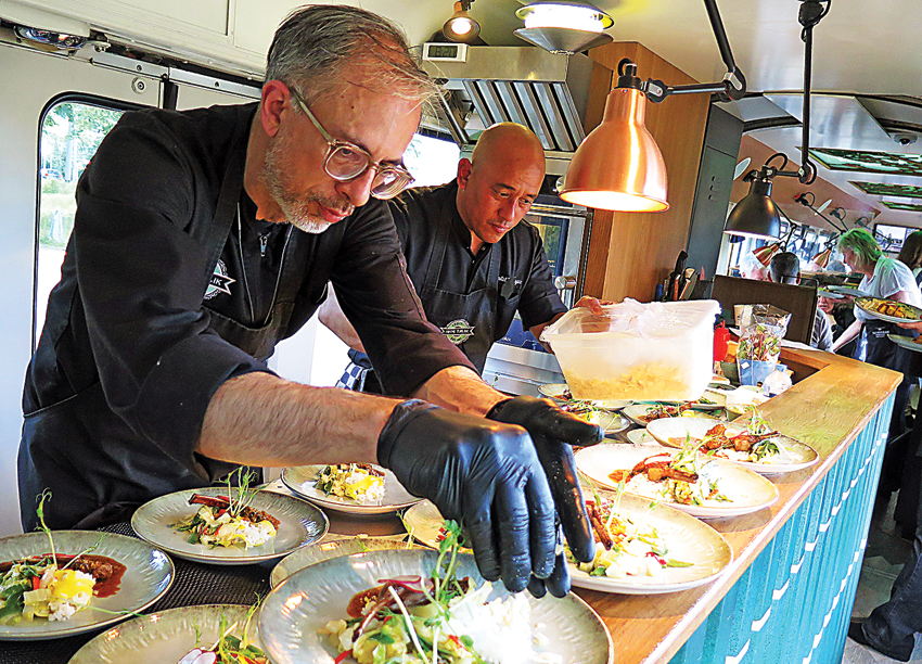 CITA RASA INDONESIA: Chef Eduard Roesdi dan asistennya, Kimball Kalangie, menyiapkan main course berupa gulai Aceh pada RotterTram Indonesia Fine Dining (1/6). (DINARSA KURNIAWAN/JAWA POS) - Image