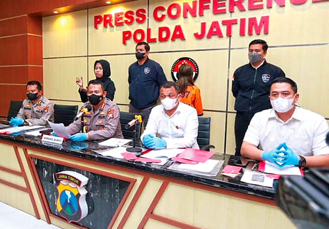 INVESTASI FIKTIF: Anggrita Putri Khaleda dan barang bukti kejahatannya ditunjukkan di Mapolda Jatim. (Hasti Edi Sudrajat/Jawa Pos) - Image