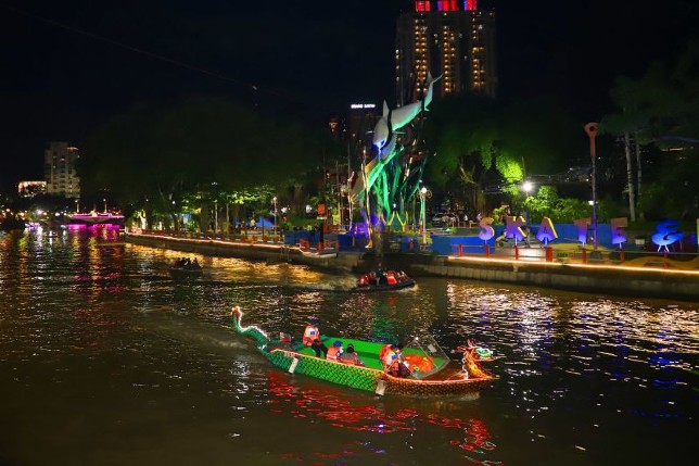 Wisata air di Sungai Kalimas Kota Surabaya pada malam hari. Diskominfo Surabaya/Antara - Image