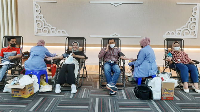 Donor darah digelar Regional Office BRI Surabaya, Rabu (29/6/2022). Ada seratus yang terlibat. Selain pegawai BRI, para pendonor juga melibatkan karyawan yang bekerja di anak perusahaan BUMN tersebut. - Image