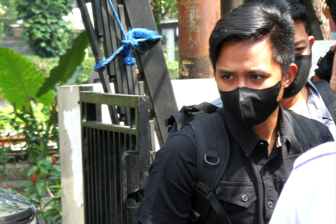 Ajudan Irjen Pol. Ferdy Sambo, Bhayangkara Dua Richard Eliezer Pudihang Lumiu atau Bharada E berjalan memasuki ruangan saat tiba di Kantor Komnas HAM, Jakarta, Selasa (26/7/2022). Kedatangan Bharada E tersebut untuk dimintai keterangan terkait insiden bak - Image