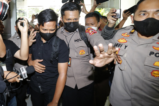 Ajudan Irjen Pol. Ferdy Sambo, Bhayangkara Dua Richard Eliezer Pudihang Lumiu atau Bharada E berjalan memasuki ruangan saat tiba di Kantor Komnas HAM, Jakarta, Selasa (26/7/2022). Kedatangan Bharada E tersebut untuk dimintai keterangan terkait insiden bak - Image