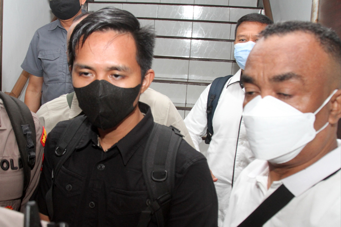Ajudan Kepala Divisi Propam Polri nonaktif Irjen Pol. Ferdy Sambo, Bhayangkara Dua Richard Eliezer Pudihang Lumiu atau Bharada E berjalan meninggalkan ruangan usai dimintai keterangan di Kantor Komnas HAM, Jakarta, Selasa (26/7/2022). Sebanyak enam orang - Image