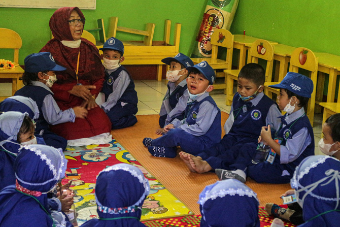 Sejumlah siswa mengikuti kegiatan hari pertama masuk sekolah di Taman Kanak-kanan Islam Terpadu (TKIT), Depok, Jawa Barat, Senin (18/7/2022). Hari pertama masuk sekolah tahun ajaran baru diawali dengan masa orientasi guna memperkenalkan peserta didik kepa - Image