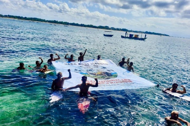 Komunitas Peselancar Bali membentangkan banner sebagai bentuk penolakan terhadap pemindahan lokasi pembangunan terminal LNG di Pantai Mertasari, Sanur, Denpasar, Bali, Sabtu (9/7). Antara - Image