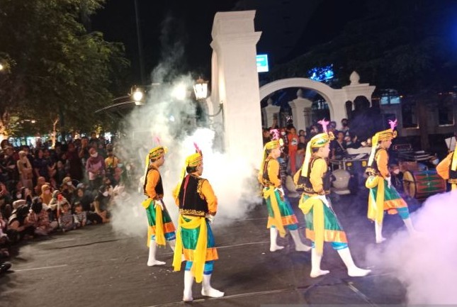 Karnaval mengisi rangkaian kegiatan Selasa Wagen di Malioboro, Jogjakarta, Selasa (12/7) malam. Luqman Hakim/Antara - Image