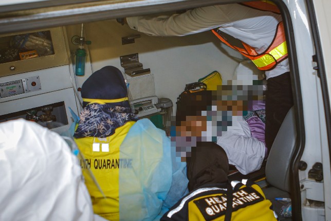 Salah seorang jamaah haji diperiksa tim kesehatan. Dipta Wahyu/JawaPos - Image