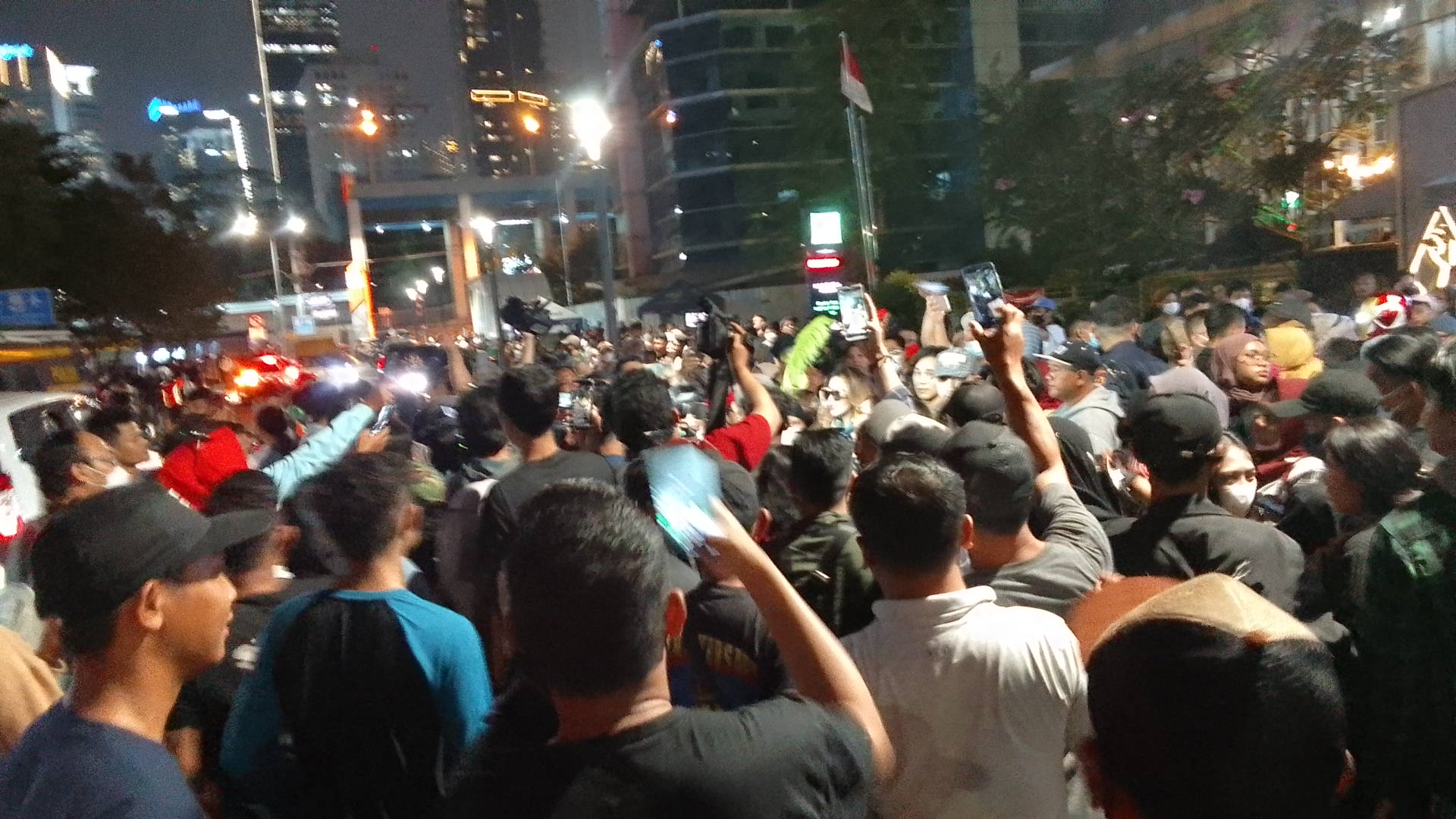 Royyan Caption: Sekitar pukul 17.00 WIB warga Dukuh Atas, Jakarta Pusat membubarkan orang-orang yang tengah melakukan Citayam Fashion Week (CFW). Hal itu diduga karena parkir liar yang mengganggu ketertiban di daerah tersebut. - Image