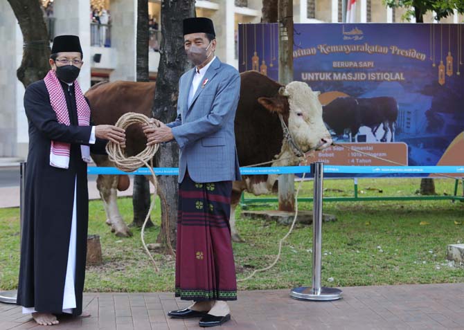 Presiden Joko Widodo melaksanakan Shalat Idul Adha di Mesjid Istiqlal, Jakarta, Minggu (10/7/2022). Presiden Joko Widodo menyumbangkan sapi kurban seberat 1,15 ton ke Masjid Istiqlal. FOTO : FEDRIK TARIGAN/ JAWA POS - Image