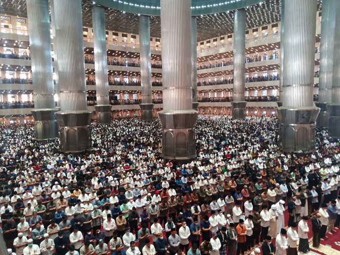 Jamaah mengikuti Salat Id saat hari raya Idul Adha di Masjid Istiqlal, Minggu (10/7). (Fedrik Tarigan/Jawa Pos) - Image