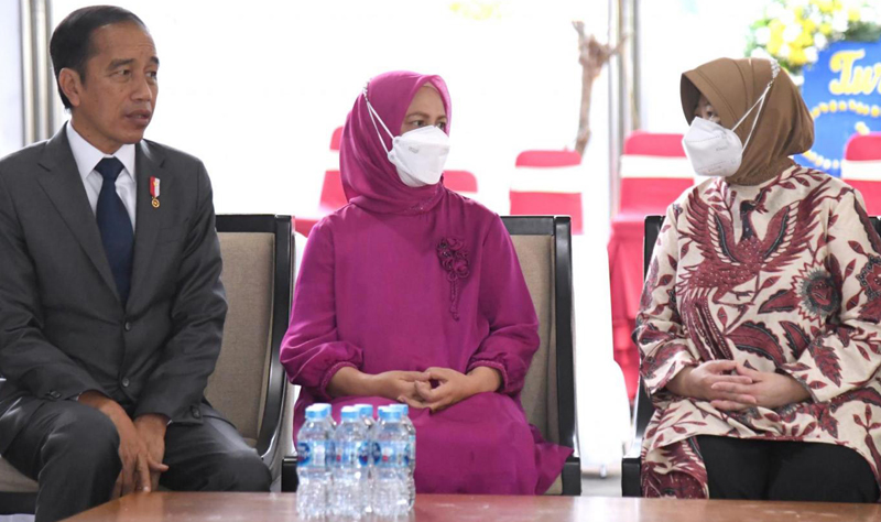 IKUT BERDUKA: Presiden Joko Widodo dan Iriana Joko Widodo bertakziah ke rumah duka almarhum Menteri PAN-RB Tjahjo Kumolo di Jalan Widya Chandra, Jakarta Selatan, kemarin (2/7) pukul 07.22. Mereka disambut Erni Guntarti, istri Tjahjo Kumolo. (SETPRES) - Image