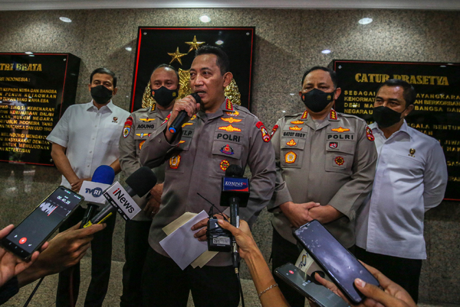 Kapolri Jenderal Listyo Sigit Prabowo saat memberikan keterangan pers di hadapan wartawan di Mabes Polri, Jakarta, (12/7). Kapolri buka suara terkait insiden baku tembak sesama polisi di rumah Kadiv Propam Polri Irjen Ferdy Sambo. Sigit menjamin pengusuta - Image