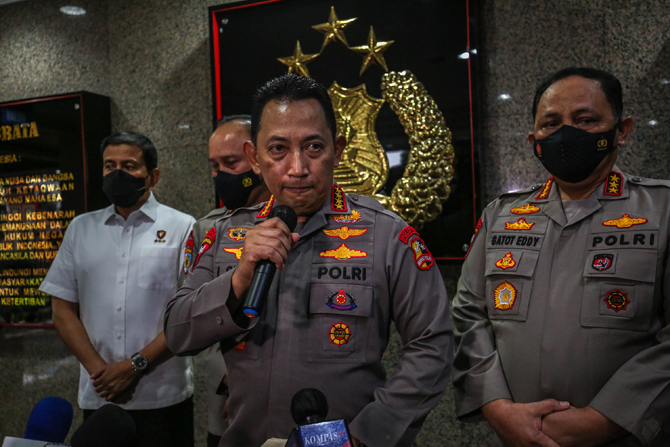 Kapolri Jenderal Listyo Sigit Prabowo saat memberikan keterangan pers di hadapan wartawan di Mabes Polri, Jakarta, (12/7). Kapolri buka suara terkait insiden baku tembak sesama polisi di rumah Kadiv Propam Polri Irjen Ferdy Sambo. Sigit menjamin pengusuta - Image
